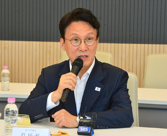 김민석 전 국무총리가 2일 충북 청주시 SK하이닉스 4캠퍼스를 방문해 가진 간담회에서 발언하고 있다. [사진=연합뉴스]