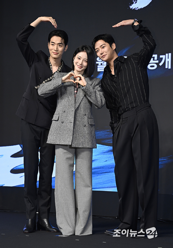 배우 박서함, 신예은, 로운이 23일 서울 논현동 엘리에나 호텔에서 진행된 디즈니+ 오리지널 시리즈 '탁류' 제작발표회에서 포토타임을 갖고 있다. [사진=곽영래 기자]