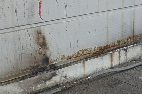 충북 한 고등학교에서 학생들이 담배를 피우다 화재가 발생했다. 이 과정에서 해당 학교장이 학생들의 흡연을 사실상 용인했다는 주장이 제기됐다. [사진=SBS 보도화면 캡처]