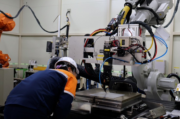 포스코 솔루션연구소 직원이 용접 기술 실험을 진행하고 있다. [사진=포스코]