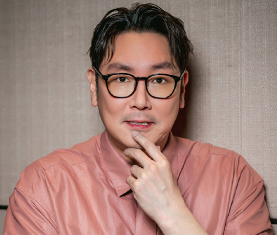 '노 웨이 아웃 더 룰렛'에 출연한 배우 조진웅이 인터뷰에 앞서 사진촬영을 하고 있다. [사진=STUDIO X+U]