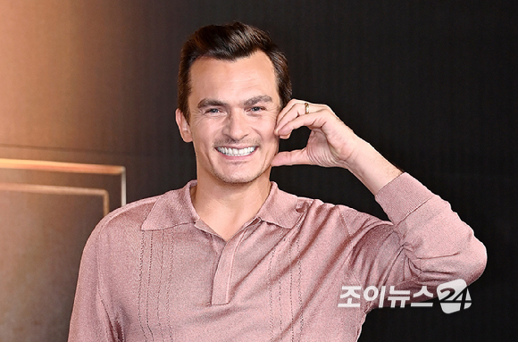 할리우드 배우 루퍼트 프렌드가 1일 오후 서울 종로구 포시즌스 호텔 서울에서 열린 영화 '쥬라기 월드: 새로운 시작' 내한 기자간담회에서 포토타임을 갖고 있다. [사진=곽영래 기자]