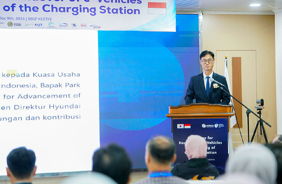 진종욱 한국자동차연구원장이 9일(현지시간) 인도네시아 자카르타에서 한자연이 산업통상협력개발지원사업으로 추진 중인 '인도네시아 온실가스 감축 e-vehicle 시스템 구축' 사업의 일환으로 진행한 '한-인니 전기차 인도 및 복합충전소 개통식'에서 개회사를 하고 있다. [사진=한국자동차연구원]