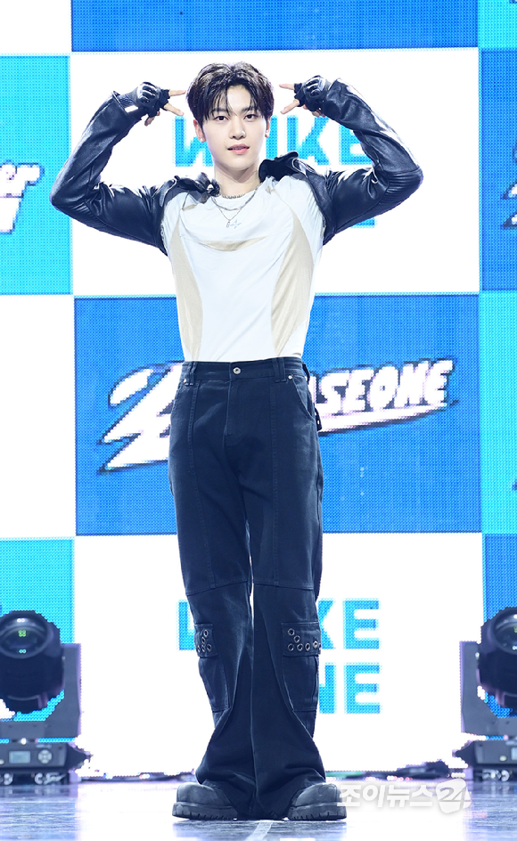 그룹 제로베이스원 석매튜가 1일 오후 서울 용산구 한남 블루스퀘어에서 열린 제로베이스원(ZEROBASEONE) 정규 1집 '네버 세이 네버(NEVER SAY NEVER)' 쇼케이스에 참석하고 있다. [사진=정소희 기자]
