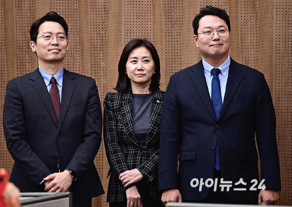 더불어민주당 이재명 대선 후보가 19일 서울 영등포구 타임스퀘어에서 열린 유세에서 허은아 전 개혁신당 대표와 함께 손을 잡고 포즈를 취하고 있다. 2025.5.19 [사진=연합뉴스]