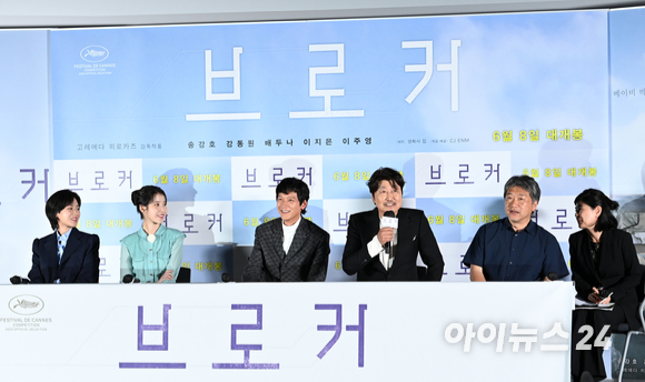 윤석열 대통령과 부인 김건희 여사가 12일 오후 서울 시내 한 영화관에서 영화 '브로커' 관람 전 팝콘을 먹고 있다. 2022.06.12. [사진=대통령실]