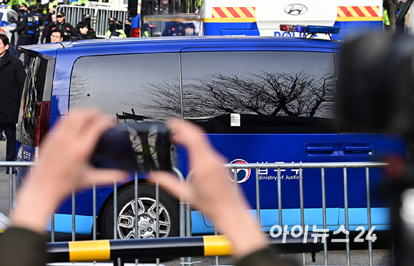 내란 수괴와 직권남용 등의 혐의를 받는 윤석열 대통령의 구속 전 피의자 심문(영장실질심사)을 앞둔 18일 서울 마포구 서부지방법원에 윤 대통령이 탑승한 호송차량이 도착하고 있다. [사진=곽영래 기자]
