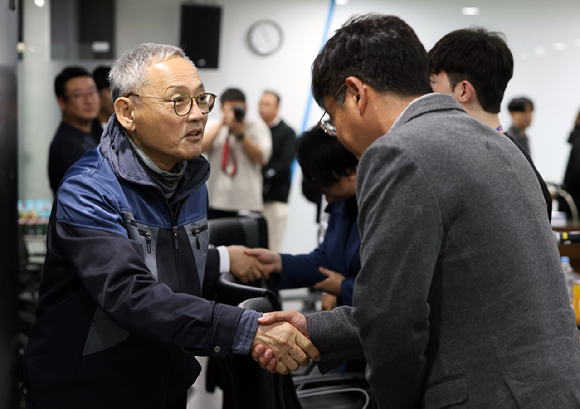 유인촌 장관이 판교 글로벌게임허브센터에서 열린 게임업계 청년 간담회에 참석해 악수를 나누고 있다. 2023.10.23[사진=문체부]