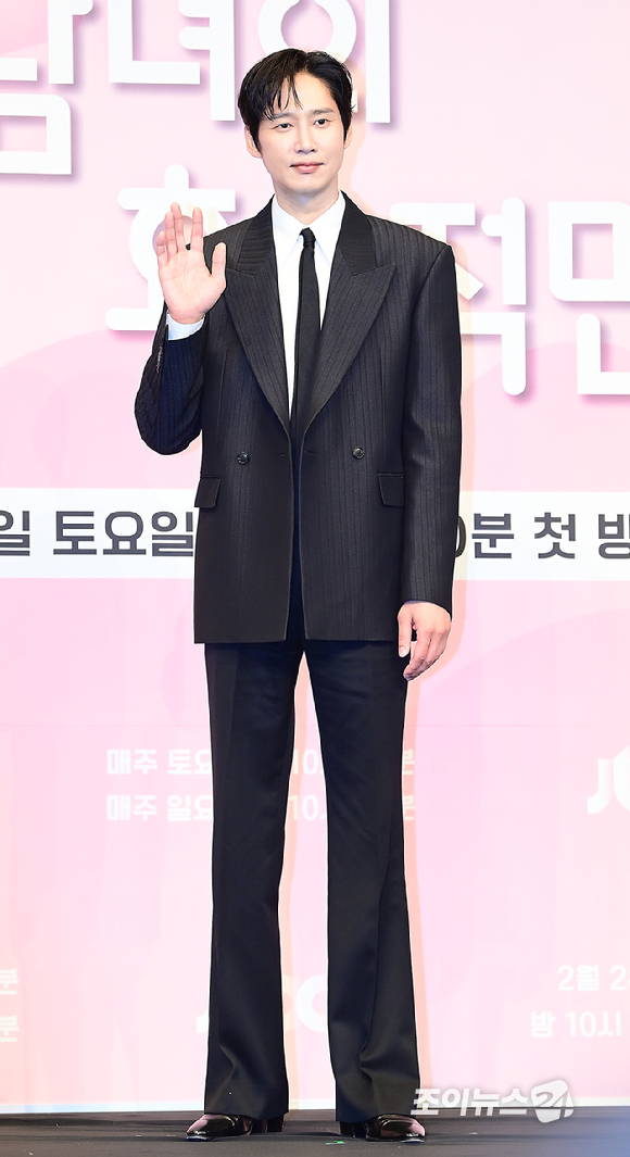 배우 박성훈이 26일 오후 서울 신도림 더 링크호텔 서울에서 열린 JTBC 새 토일드라마 '미혼남녀의 효율적 만남' 제작발표회에 참석하고 있다. [사진=정소희 기자]