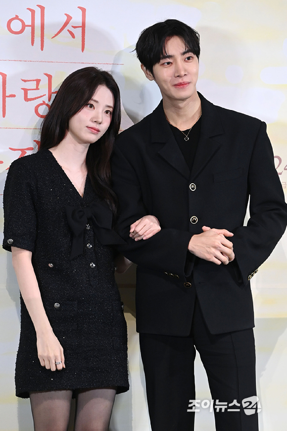 배우 신시아, 추영우가 22일 오후 서울 용산구 CGV용산아이파크몰점에서 열린 영화 '오늘 밤, 세계에서 이 사랑이 사라진다 해도'(감독 김혜영) 언론시사회에 참석해 포즈를 취하고 있다. [사진=문수지 기자]