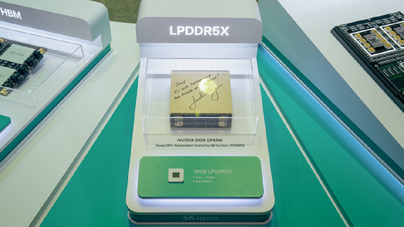 최태원 SK그룹 회장이 16일(현지시간) 미국 캘리포니아주 새너제이 컨벤션센터에서 열린 엔비디아 연례 개발자회의 'GTC 2026' 전시장에서 기자들의 질문에 답하고 있다. 2026.3.16 [사진=공동 취재]