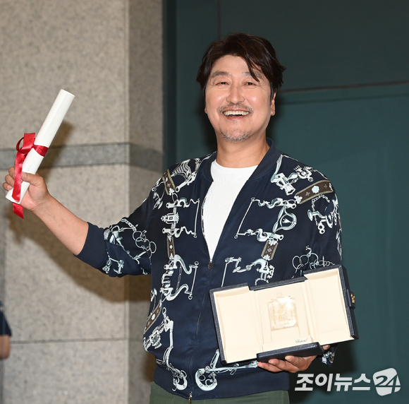 제75회 칸 국제영화제에서 영화 '브로커'로 남우주연상을 받은 배우 송강호가 30일 인천국제공항을 통해 입국해 트로피를 들고 포토타임을 갖고 있다. [사진=정소희 기자]