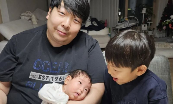 생후 100일 된 자녀를 포함, 3명의 자녀를 둔 30대 가장이 장기기증으로 7명을 살리고 세상을 떠났다. 사진은 장기기증자 김겸 씨와 그의 가족들. [사진=한국장기조직기증원]