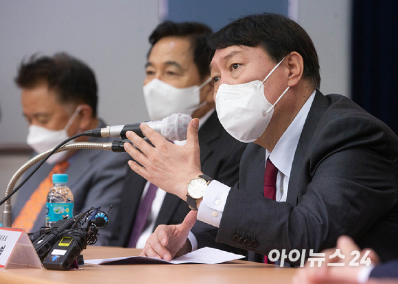 윤석열 국민의힘 대선 경선 후보가 1일 오후 경기 수원시 국민의힘 경기도당 강당에서 열린 '윤석열 국민캠프 경기도 당협위원장 간담회'에서 모두발언을 하고 있다.[사진=국회사진취재단]