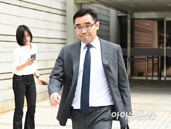 내란중요임무종사, 직권남용권리행사방해 혐의로 재판에 넘겨진 박성재 전 법무부 장관이 징역 25년을 선고받고 증거 인멸의 우려가 있다며 법정구속을 받은 가운데 장우성 내란특검팀 특검보가 22일 오후 서울 서초구 중앙지방법원에서 박성재 전 법무부 장관 1심 선고 내용에 대한 입장을 밝히고 있다. [사진=곽영래 기자]