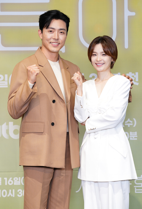 배우 이무생, 전미도가 16일 온라인으로 진행된 JTBC 새 수목드라마 '서른, 아홉' 제작발표회에 참석해 포즈를 취하고 있다. [사진=JTBC]