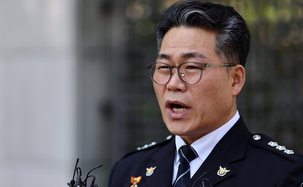 = 백해룡 전 영등포경찰서 형사과장(경정)이 5월 12일 서울 서초구 대검찰청 앞에서 인천세관 마약 밀수 연루 의혹 관련 합동수사팀 출범에 대해 입장을 밝히고 있다. 2025.6.12 [사진=연합뉴스]