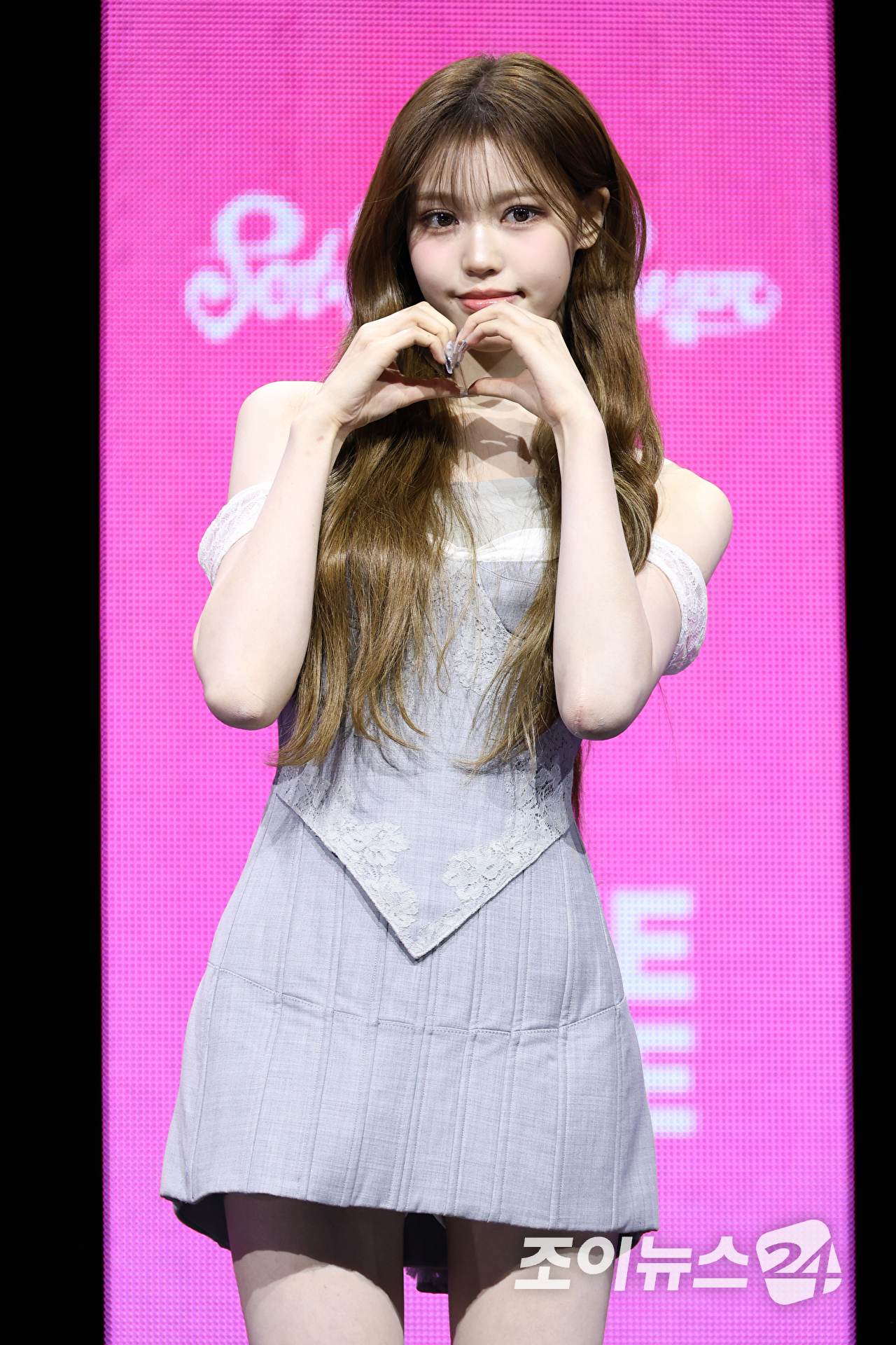그룹 이즈나 정세비가 8일 오후 서울 용산구 한남동 블루스퀘어에서 열린 세 번째 미니앨범 '세트 더 템포'(SET THE TEMPO) 발매 기념 쇼케이스에 참석해 포즈를 취하고 있다. [사진=문수지 기자]