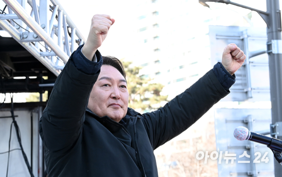 윤석열 국민의힘 대선 후보가 17일 오후 서울 송파구 석촌호수에서 열린 "경제를 살리는 대통령!" 송파 유세에서 만세를 하고 있다. [사진=김성진 기자]