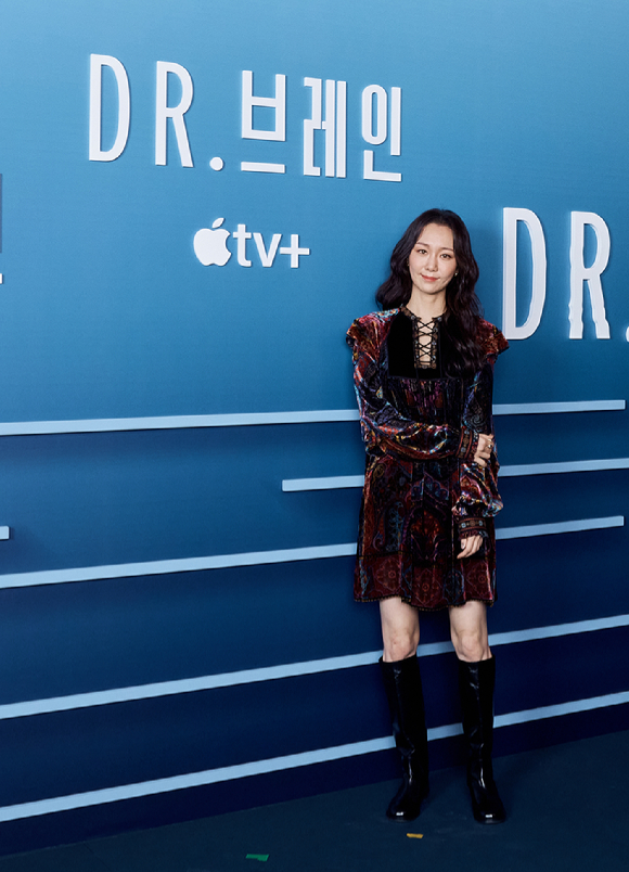 김지운 감독, 배우 이선균, 이유영, 박희순, 서지혜, 이재원이 3일 온라인으로 진행된 Apple 오리지널 시리즈 'Dr. 브레인' 프레스 컨퍼런스에 참석해 포즈를 취하고 있다. [사진=Apple TV+]