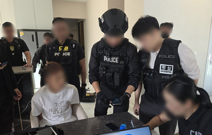 작년 8월 캄보디아 범죄 단지에서 발생한 한국인 대학생 고문&middot;살해사건에 관여한 혐의를 받는 스캠 조직의 총책급이 태국에서 검거됐다. 법무부&middot;경찰청&middot;국가정보원은 8일 태국 당국과 협력을 통해 중국 국적 함모 씨를 태국 파타야에서 전날 검거했다고 밝혔다. 2026.1.8 [경찰청 제공. 재판매 및 DB 금지] [사진=연합뉴스]