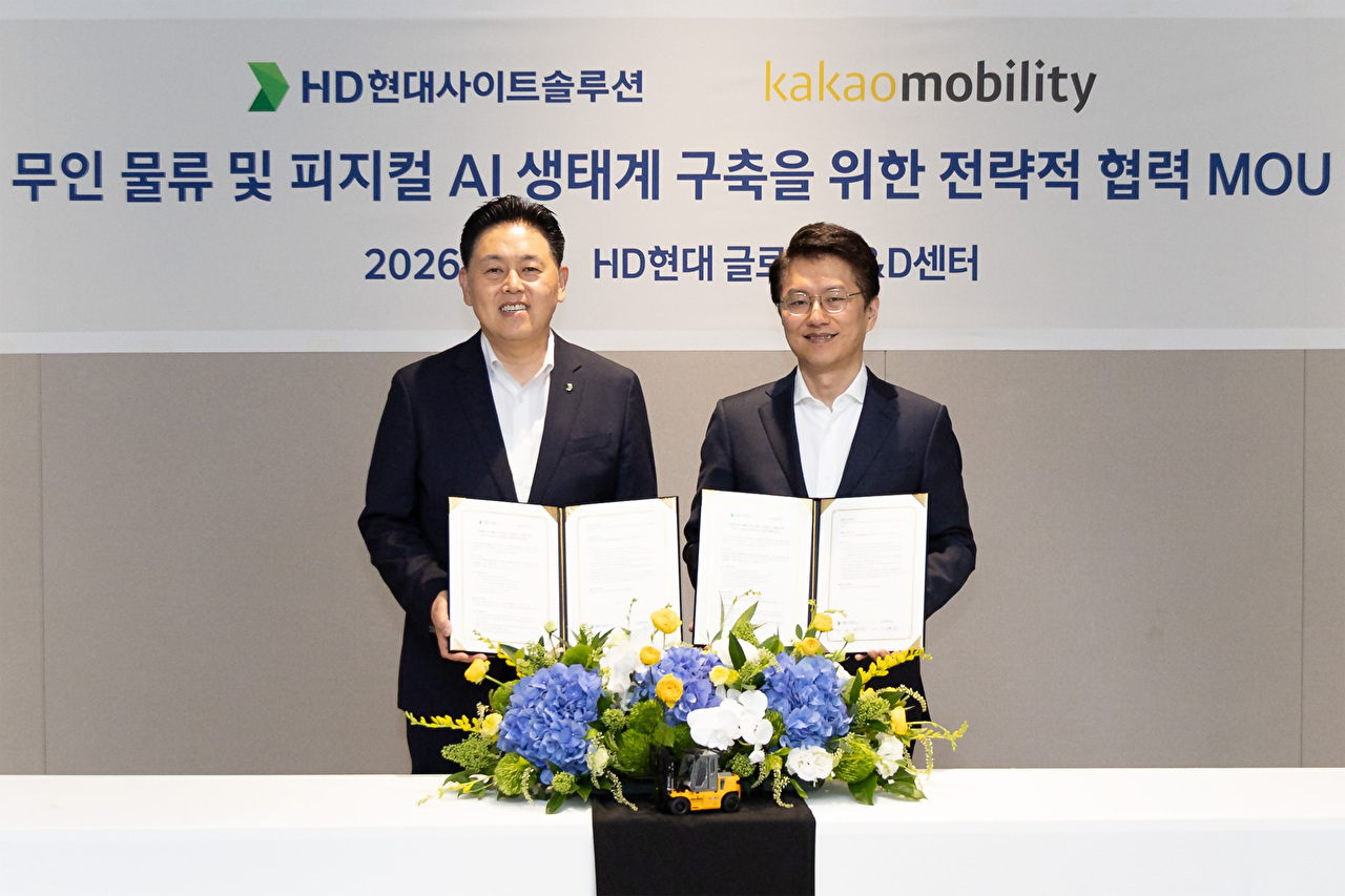 송희준 HD현대사이트솔루션 대표(왼쪽)와 류긍선 카카오모빌리티 대표가 '차세대 무인 물류&middot;피지컬 인공지능(AI) 생태계 구축' 업무협약(MOU) 체결 기념 사진을 찍고 있다. [사진=카카오모빌리티]