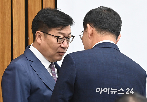정점식 국민의힘 원내대표가 임종득 원내부대표와 4일 서울 여의도 국회에서 열린 원내대책회의에 앞서 대화를 하고 있다. [사진=곽영래 기자]