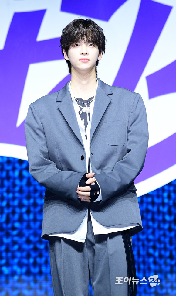 그룹 투어스 신유가 25일 오후 서울 용산구 블루스퀘어에서 열린 투어스(TWS) 첫 번째 싱글앨범 '라스트 벨(Last Bell)' 발매 기념 쇼케이스에서 포토타임을 갖고 있다. [사진=정소희 기자]