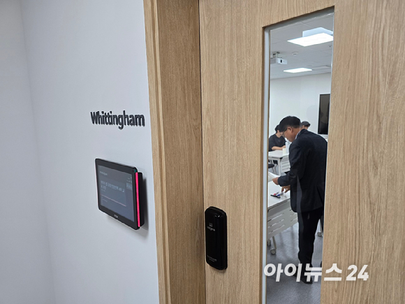 30일 경기도 판교 스타트업캠퍼스에서 열린 '한국배터리아카데미 경기캠퍼스 개소식'에서 참석자들이 점등식을 하고 있다. [사진=김종성 기자]