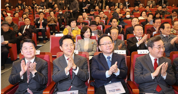 6일 서울 여의도 국회도서관에서 열린 '분권형 권력구조 개헌 대토론회'에서 국민의힘 권성동 원내대표와 오세훈 서울시장이 악수하고 있다. [사진=연합뉴스]