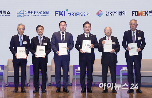 이재명 더불어민주당 대선후보가 8일 서울 중구 대한상공회의소에서 열린 이재명 더불어민주당 대선후보 초청 경제5단체 간담회에서 경제5단체장 들에게 정책 제언집을 전달 받은 후 기념촬영을 하고 있다. 왼쪽부터 최진식 한국중견기업연합회장, 윤진식 한국무역협회장, 최태원 대한상공회의소 회장, 이 후보, 손경식 한국경영자총협회장, 류진 한국경제인협회장. [사진=국회사진취재단]
