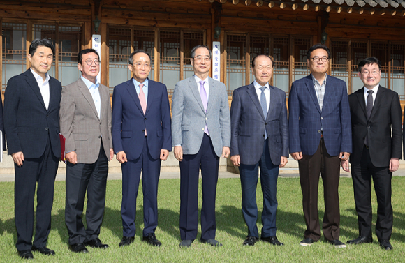 한덕수 국무총리, 황우여 국민의힘 비상대책위원장, 추경호 국민의힘 원내대표, 정진석 대통령실 비서실장 등 참석자들이 12일 오후 서울 종로구 국무총리 공관에서 열린 고위당정협의회에서 기념촬영 하고 있다. [사진=뉴시스]