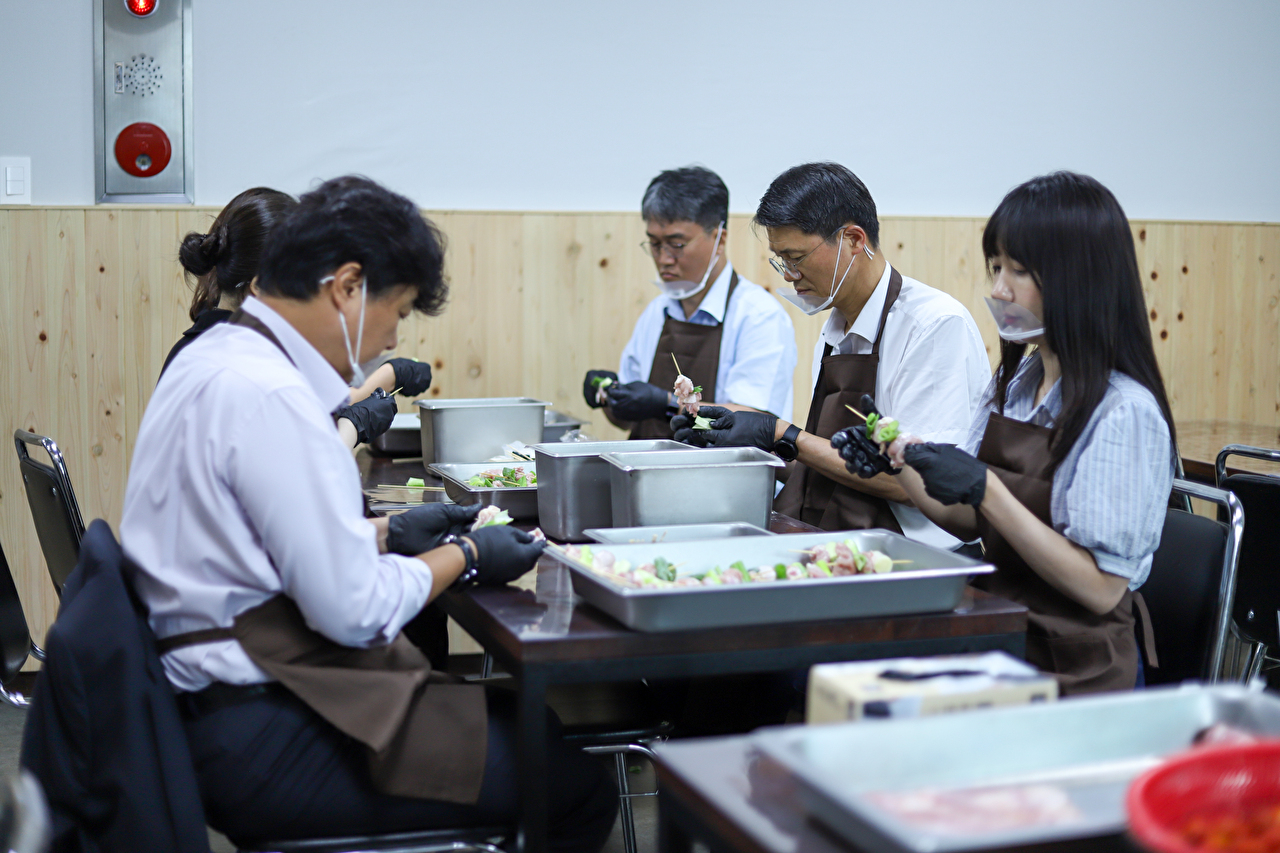 대륙아주 봉사동호회 다온 회원들이 7일 서울 성동구 송정동에 있는 노숙인 자활시설인 서울특별시립 24시간 게스트하우스에서 닭꼬치를 만들고 있다. [사진=법무법인 대륙아주]