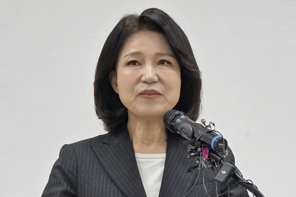 국민의힘 대구시장 공천에서 컷오프돼 무소속 출마 행보를 보여온 이진숙 전 방송통신위원장이 25일 국민의힘 대구시당 당사에서 기자회견을 갖고 시장 선거 불출마를 선언하고 있다. [사진=연합뉴스]