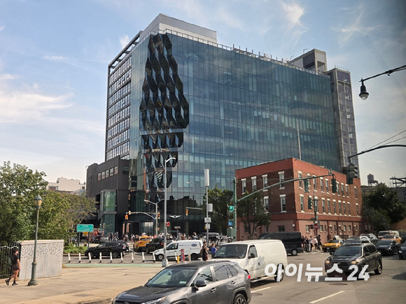 미국 뉴욕 제네시스 하우스에 전시된 'GV90 네오룬 퍼스트 에디션'. [사진=최란 기자]