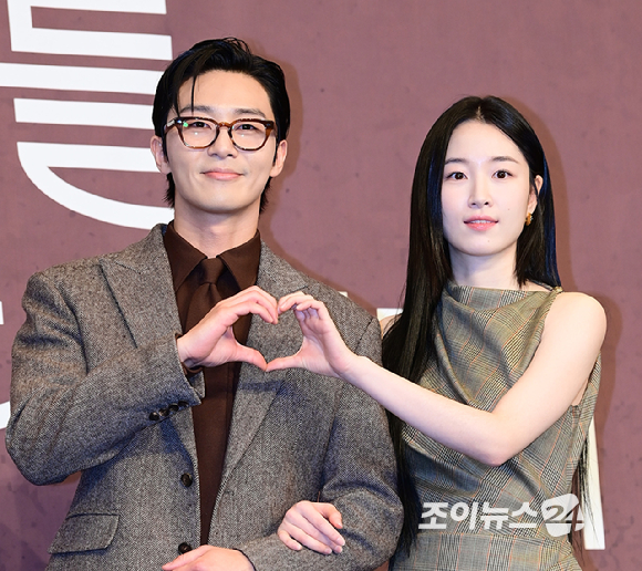 배우 박서준과 원지안이 4일 오후 서울 구로구 더링크서울 트리뷰트포트폴리오 호텔에서 열린 JTBC 새 토일드라마 '경도를 기다리며' 제작발표회에 참석하고 있다. [사진=정소희 기자]