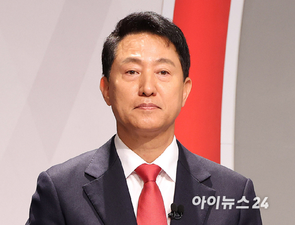 오세훈 국민의힘 서울시장 후보가 28일 오후 서울 마포구 SBS프리즘타워에서 열린 제9회 전국동시지방선거 2026 서울특별시장선거 후보자 토론회에서 토론 준비를 하고 있다. [사진=정소희 기자]