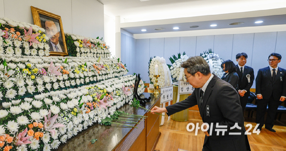 김동연 경기도지사가 27일 오전 서울 종로구 서울대학교병원 장례식장에 故 이해찬 전 국무총리의 빈소에서 조문을 하고 있다. [사진=사진공동취재단]