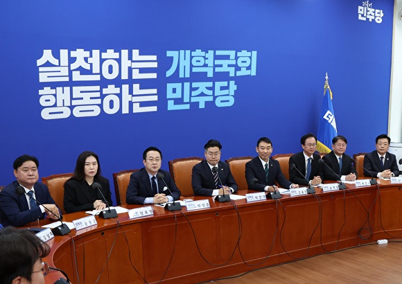 더불어민주당 새 원내대표단의 첫 회의가 7일 오전 서울 여의도 국회에서 열렸다. [사진=뉴시스]