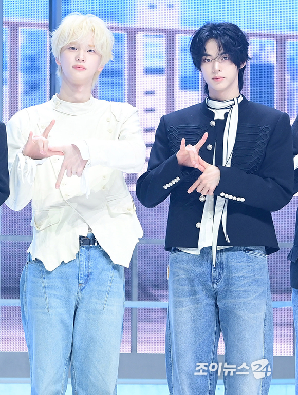 그룹 투어스 신유와 도훈이 27일 오후 서울 광진구 광장동 예스24라이브홀에서 열린 투어스(TWS) 미니 5집 'NO TRAGEDY' 발매 기념 쇼케이스에서 참석하고 있다. [사진=정소희 기자]