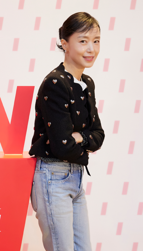 배우 전도연이 9일 온라인 생중계로 진행된 tvN 드라마 '일타 스캔들' 제작발표회에 참석하고 있다. [사진=tvN]