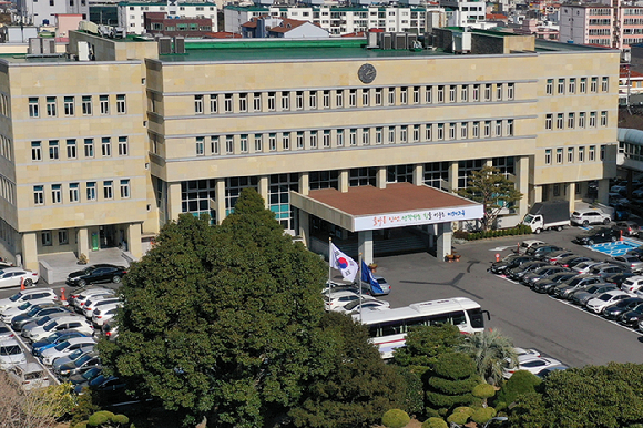 제주의 한 고등학교에서 학생이 교권을 침해한 사안이 발생한 것과 관련해 교원단체가 강력한 대책을 촉구하고 나섰다. 사진은 제주도교육청 전경. [사진=제주도교육청 제공]