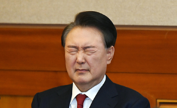 윤석열 대통령이 지난 6일 서울 종로구 헌법재판소 대심판정에서 열린 탄핵 심판 6차 변론에 출석하고 있다. [사진=사진공동취재단]