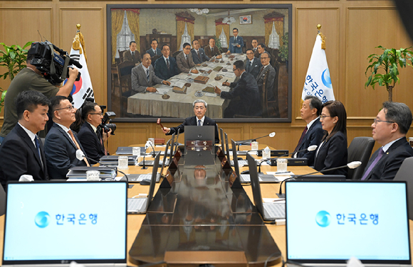 신현송 한국은행 총재가 지난달 27일 오전 서울 중구 한국은행에서 열린 금융통화위원회 본회의에 참석해 의사봉을 두드리고 있다. [사진=사진공동취재단]