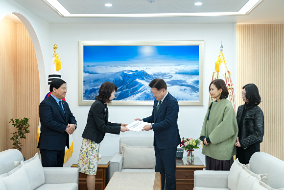 박경숙 제주특별자치도 행정체제개편위원회위원장(왼쪽에서 두 번째)이 오영훈 도지사를 만나 연구용역 결과를 전달하고 있다. [사진=제주특별자치도 ]