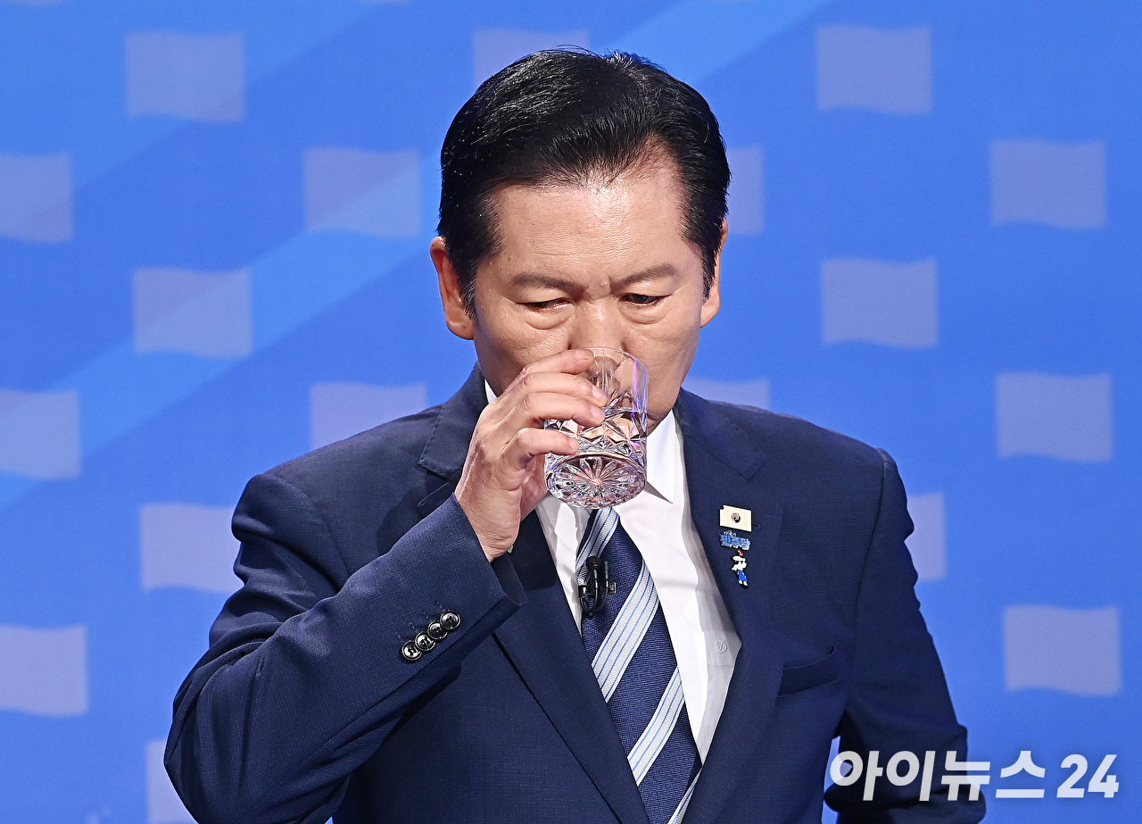 정청래(왼쪽부터)&middot;송영길&middot;김민석 더불어민주당 당대표 후보가 12일 서울 목동 SBS에서 열린 당대표 후보자 토론회에 앞서 기념촬영을 하고 있다. [사진=곽영래 기자]