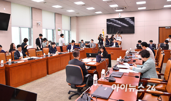 더불어민주당 소속 김용민 소위원장이 25일 서울 여의도 국회에서 열린 법제사법위원회의 법안심사제1소위회를 주재하고 있다. [사진=곽영래 기자]