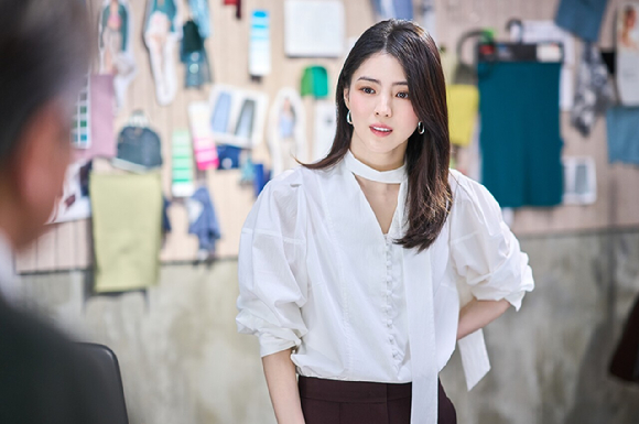 배우 한소희가 영화 '인턴'에서 열연하고 있다. [사진=워너브러더스코리아㈜]
