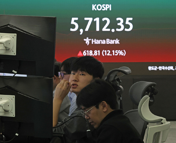 미국&middot;이스라엘과 이란의 전쟁 영향으로 코스피 지수가 급변하는 가운데 삼성전자와 SK하이닉스 주식에 3억원을 투자했다는 공무원의 근황이 주목받고 있다. 사진은 챗GPT 생성 이미지. [사진=챗GPT 생성이미지]