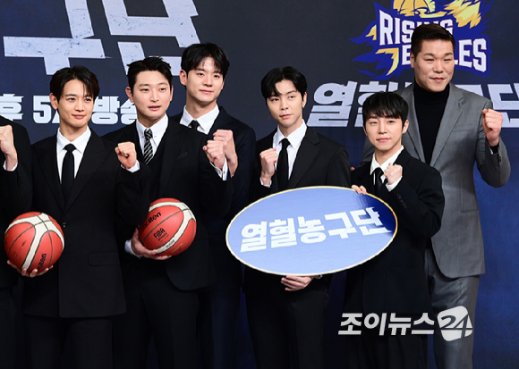 (왼쪽부터)이대희-손태진-박찬웅-오승훈-박은석-김택-민호-정진운-문수인-쟈니-정규민-서장훈이 26일 오전 서울 양천구 목동 SBS사옥에서 열린 SBS 새 예능프로그램 '열혈농구단' 제작발표회에 참석하고 있다. [사진=정소희 기자]